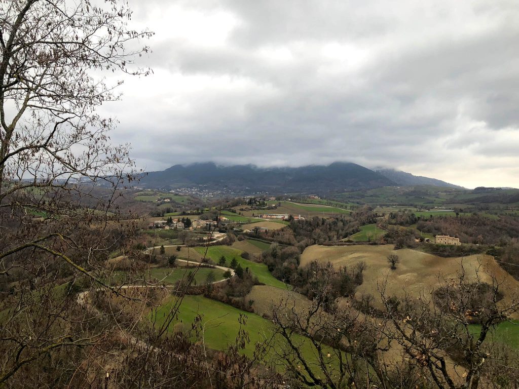 panorama dal borgo di frontino marche a zonzo