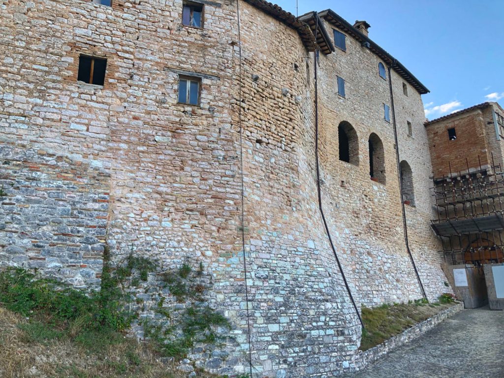 Cinta muraria Castello di Vestignano