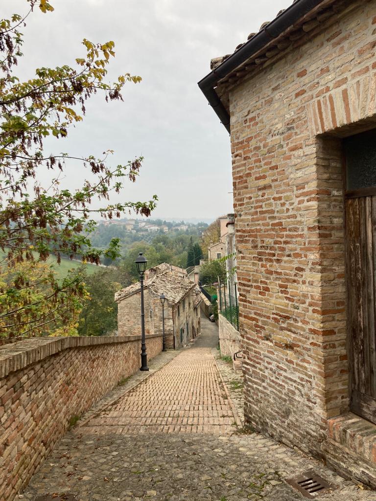 cinta muraria serra de conti marche a zonzo