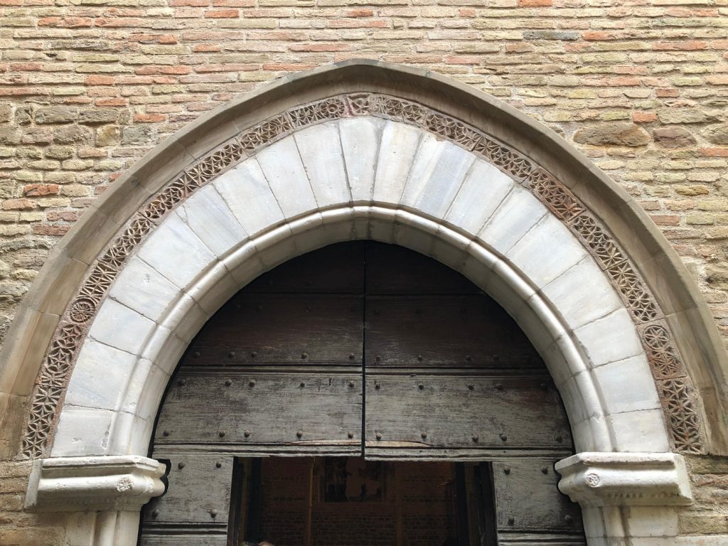 ingresso principale 2 chiesa san michele serra de conti marche a zonzo