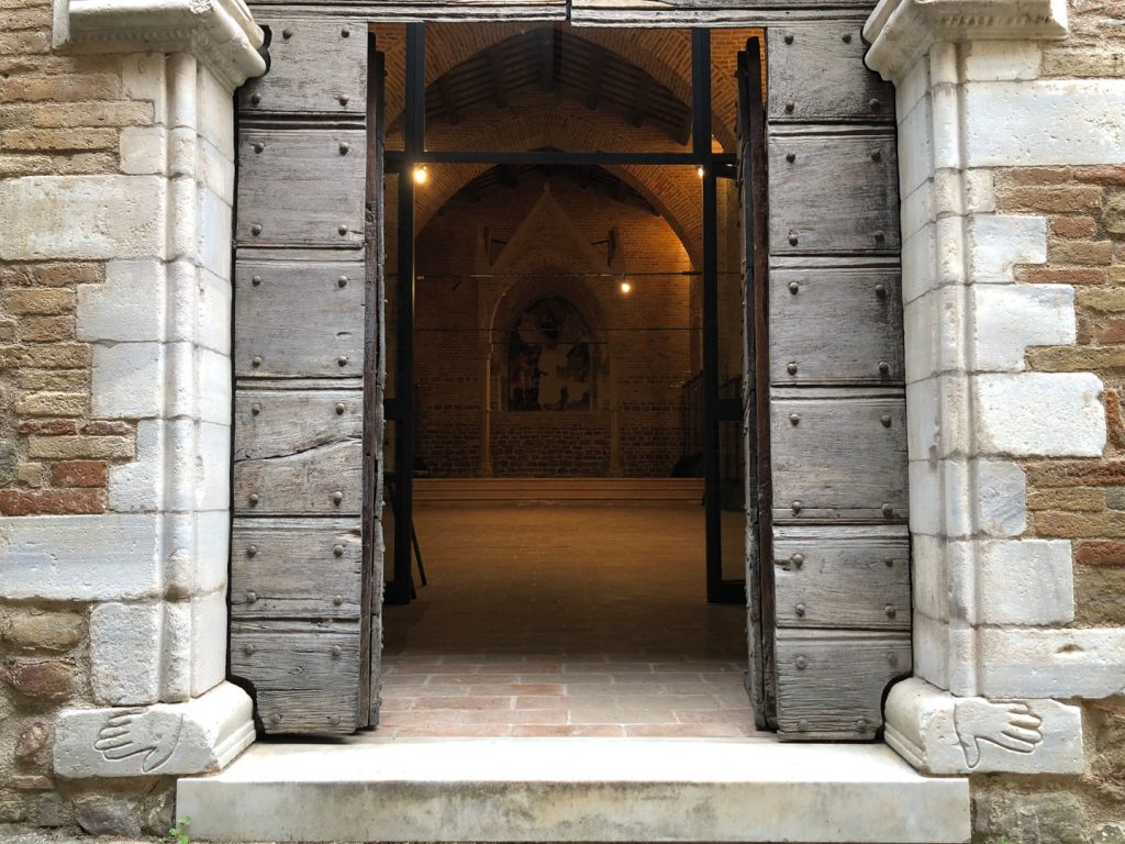 ingresso principale chiesa san michele serra de conti marche a zonzo