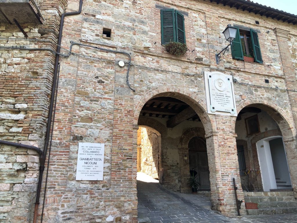 collamato rampa di accesso con atrio a doppia arcata marche a zonzo