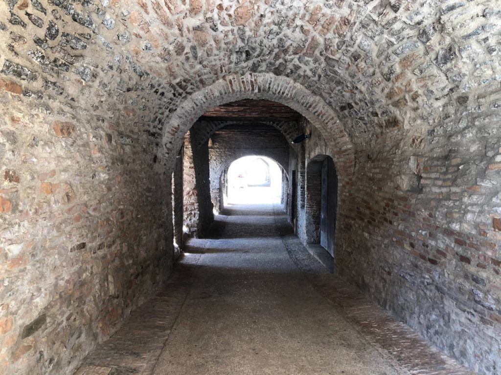 passaggio sulle mura castello fossato di vico